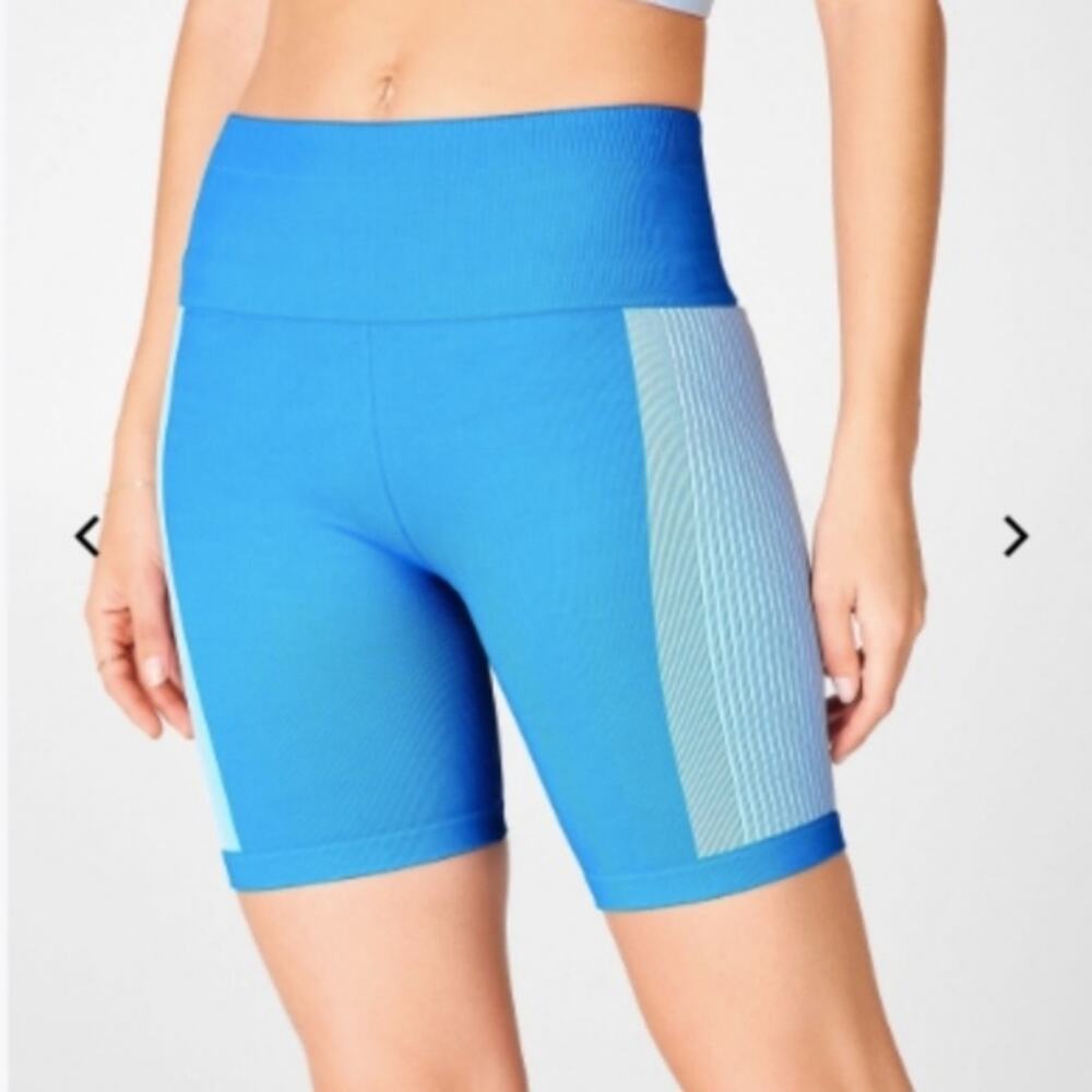 NWOT Fabletics 7" Bike Shorts || size M